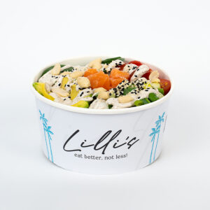 Lachs Liebe Bowl mit Sushi Reis, Dressing, Lachs, Avocado, Jungzwiebel, Tomaten, Baby Spinat, Soße, Erdnüsse, Sesam