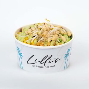 Protein Chicken Bowl mit Sushi Reis, Dressing, Huhn, Avocado, Mais, Kichererbsen, Tomaten, Soße, Sojasprossen, Erdnüsse