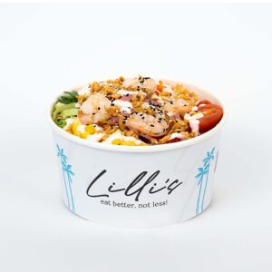 Surf and Turf Bowl mit Reis Natur, Dressing, Garnelen, Roastbeef, Karotten, Jungzwiebel, Tomaten, Mais, Soße, Sesam, Röstzwiebeln