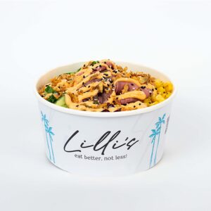 Bowl mit Sushi Reis, Dressing, Roastbeef, Mais, Gurke, Jungzwiebel, Käferbohnen, Soße, Trüffel gehobelt, Röstzwiebeln