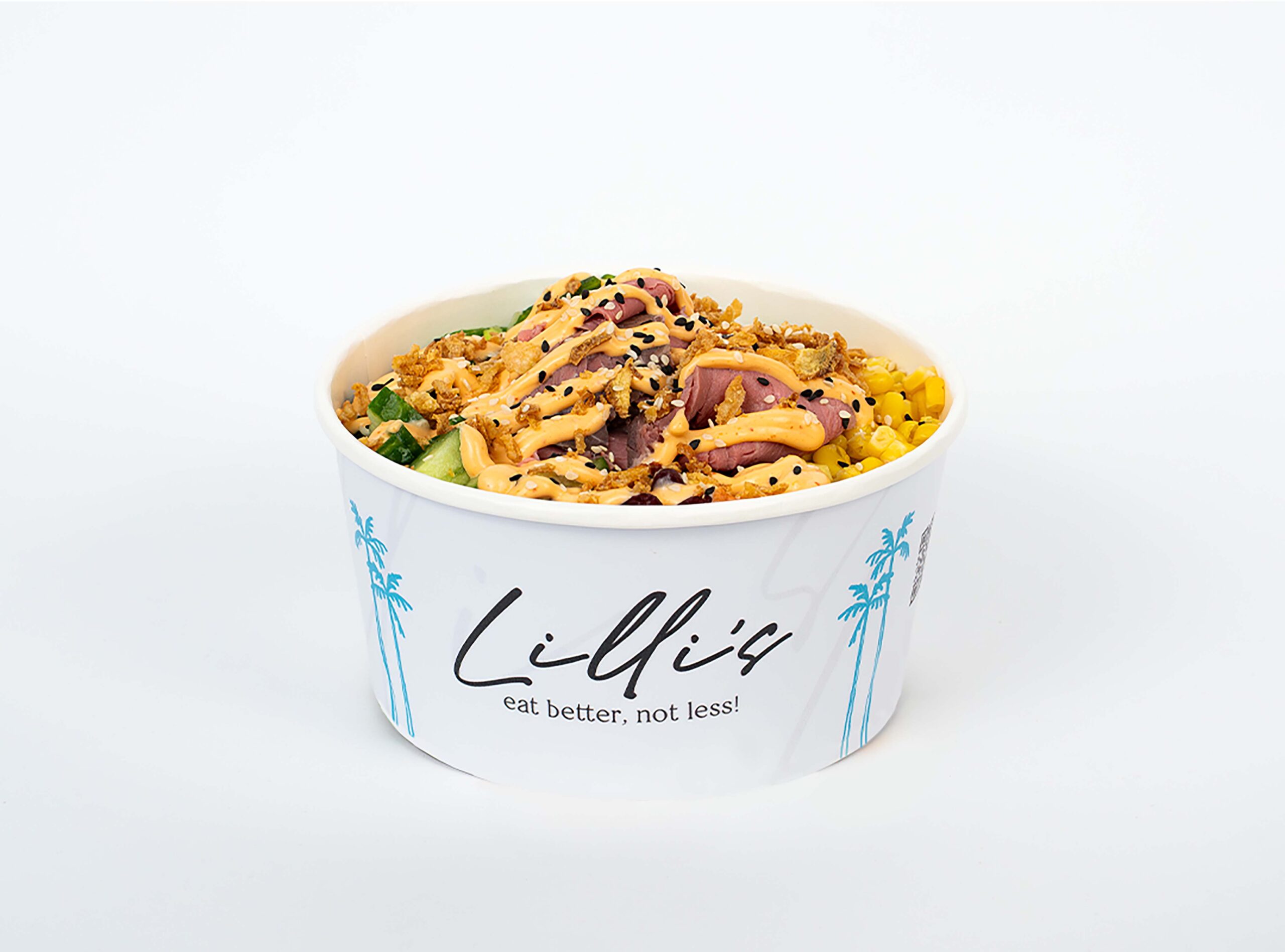 Bowl mit Sushi Reis, Dressing, Roastbeef, Mais, Gurke, Jungzwiebel, Käferbohnen, Soße, Trüffel gehobelt, Röstzwiebeln