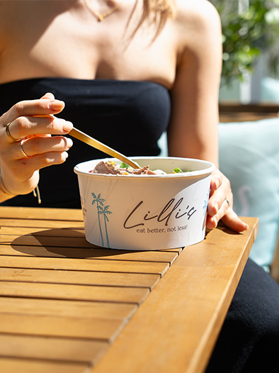 Nahaufnahme einer Frau, die eine Bowl in der Lilli’s-Bowls Filiale hält