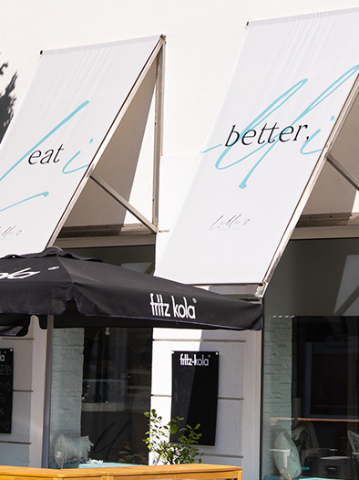 Außenbereich der Lilli’s-Bowls Filiale mit Markisen im Lilli’s-Bowls Branding